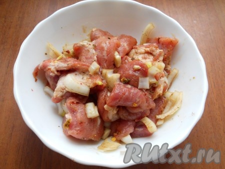 Добавить очищенный и мелко нарезанный зубчик чеснока, посолить по вкусу, тщательно перемешать.