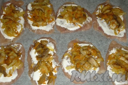 Духовку разогреть до 180 градусов. На куриные отбивные выложить по 1 столовой ложке  овощей с грибами. 