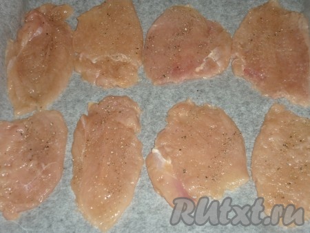 Подготовленные отбивные выложить на противень, застеленный пергаментом. Посолить и поперчить мясо по вкусу.&nbsp;
