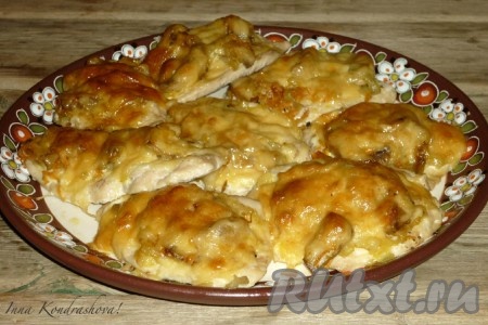 Запекать в духовке 25 минут до золотистой корочки. Вкусные, аппетитные куриные отбивные с грибами готовы.
