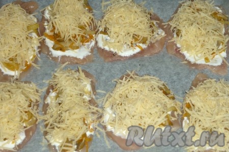 Сверху посыпать сыром. 