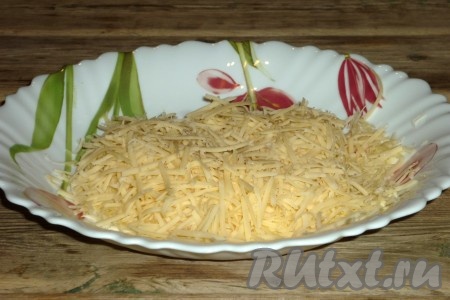 Сыр натереть на тёрке. 