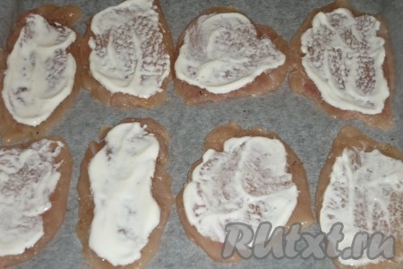 Смазать филе тонким слоем сметаны и оставить мариноваться на 30 минут. 