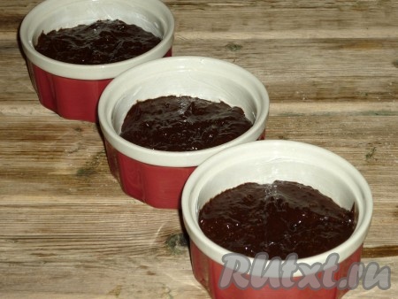 Небольшие формочки для запекания (я взяла 3 формочки) смазать сливочным маслом и наполнить их на 2/3 шоколадным тестом.&nbsp;