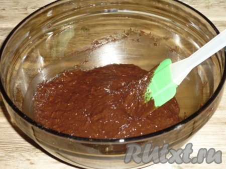К полученной яичной массе добавить какао, соль, разрыхлитель и муку, перемешать до однородности и соединить с тёплой растопленной шоколадной массой, хорошо перемешать. Тесто для приготовления шоколадного фондана получится достаточно густым.