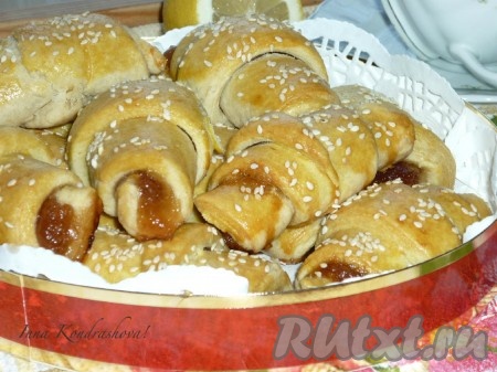 Вкусные слоеные круассаны с джемом готовы.