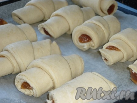 Разогреть духовку до 200 градусов. Выложить круассаны из слоеного теста на противень, застеленный пергаментом, и выпекать&nbsp;до румяной корочки (30-35 минут). За 5 минут до готовности смазать&nbsp;круассаны взбитым яйцом и посыпать сверху семенами кунжута.&nbsp;
