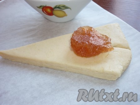 На край каждого треугольника выложить по половине чайной ложки яблочного джема
