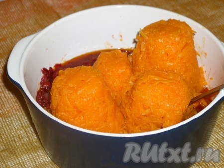 Добавить 4 стаканы тыквы, отжатой от сока, перемешать, попробовать на вкус. Это уже очень вкусно. Но возможно, Вы решите подкислить, ведь томатная пасту попадается разная.
