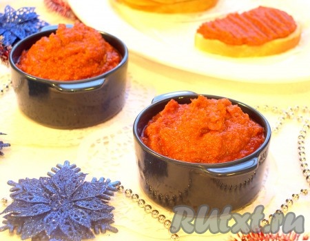 Эту вкуснейшую закуску можно приготовить и в порционных горшочках. Для этого подготовленные овощи смешать с тыквой и чесноком, взбить блендером, разложить по горшочкам и отправить в духовку (времени на запекание понадобится меньше!).
