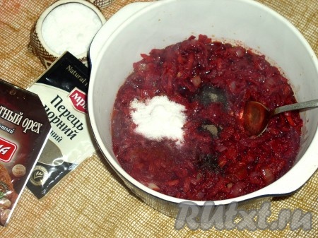 На разогретую сковороду влить подсолнечное масло и обжарить лук, иногда помешивая, до прозрачности, затем добавить свеклу и морковь. Перемешать и жарить, иногда перемешивая, 10 минут. Добавить яблочный или виноградный уксус, томатную пасту, перемешать и готовить еще 3 минуты. Горячие овощи переложить в керамическую кастрюльку или горшочек, добавить соль, пряности.
