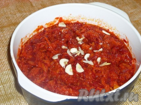 Добавить мелко нарезанный чеснок, закрыть плотной крышкой и отправить в духовку на сильный (но не самый сильный) огонь минут на 30-35 минут, готовить до испарения влаги.
