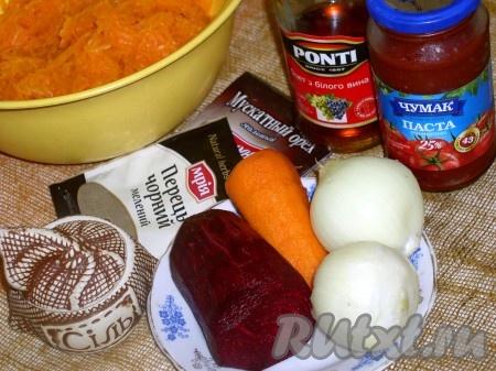 Лук нарезать кубиками среднего размера. Тыкву, морковь и свеклу натереть на крупной тёрке. Тыкву отжать от лишнего сока (сок тыквы очень полезен, поэтому его можно тут же выпить).