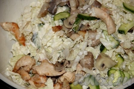 В миске соединяем пекинскую капусту, грибы, кусочки мяса курицы, огурцы, майонез, перемешиваем, если нужно, досаливаем салат. 