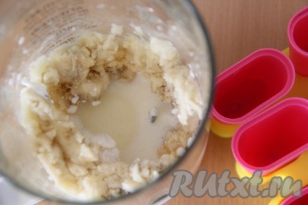 Затем к бананам&nbsp;добавить молоко, снова пробить блендером до однородности. При желании в состав мороженого можно добавить 1 столовую ложку сметаны, она сделает вкус более насыщенным, но это необязательно. Я предпочитаю для приготовления этого мороженого брать спелые, очень сладкие бананы, поэтому сахар не добавляю. Но всё же попробуйте бананово-молочную массу на вкус, если сладости вам будет недостаточно, тогда добавьте по вкусу сахар (или сахарную пудру) и ещё раз пробейте блендером.&nbsp;