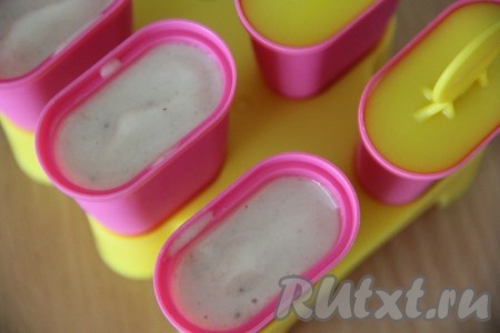  Разложить массу по формочкам, вставить палочки и убрать в морозильную камеру до полного застывания. Я делаю мороженое вечером и оставляю его в морозилке на ночь.&nbsp;