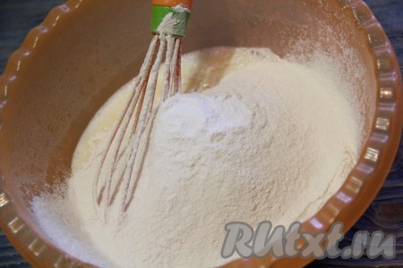 Далее всыпать просеянную муку и разрыхлитель.