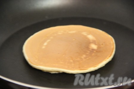 Через 1 минуту проверить цвет оладушка, если он снизу стал золотистого цвета, значит переложить его со сковороды на тарелку.