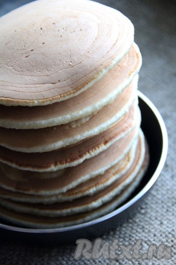 Вот такими пышными, аппетитными получились панкейки из теста, замешанного на молоке с разрыхлителем, они очень похожи на маленькие бисквитики. К столу их можно подать с вареньем, мёдом или любым сладким сиропом.