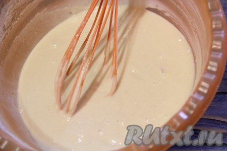 Перемешать до однородного состояния. Тесто получится чуть гуще, чем на обычные блины.