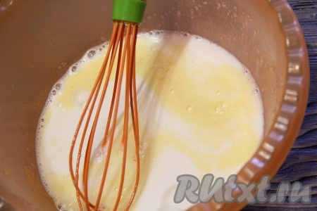 Затем влить молоко в яичную массу.
