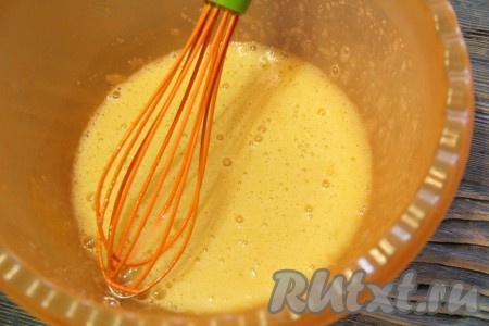 В глубокой миске соединить яйца и сахар, перемешать с помощью венчика.