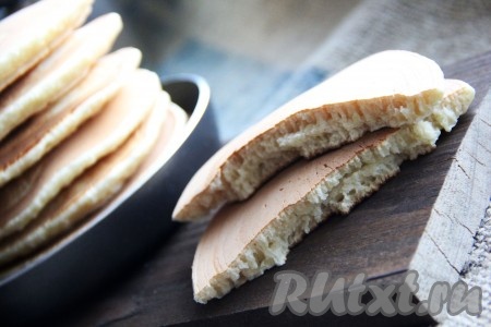 Постепенно пожарить все пухлые панкейки, складывая их аппетитной горочкой на тарелку.