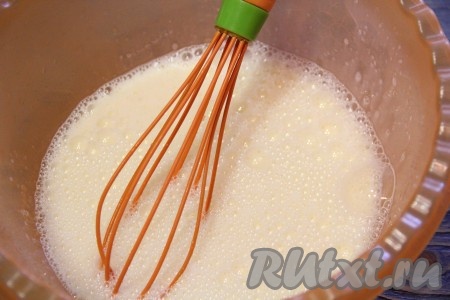 Хорошо перемешать, слегка взбивая венчиком.
