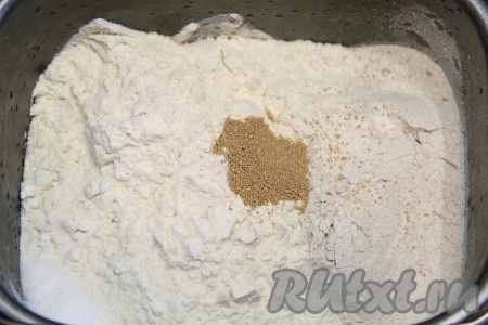Затем добавить пшеничную муку, соль и дрожжи.