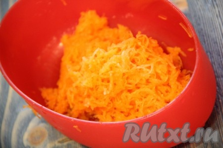 Натереть на мелкой тёрке мякоть тыквы и хорошо отжать сок.