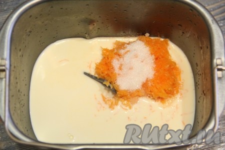 Сюда же добавить мякоть тыквы и сахар.
