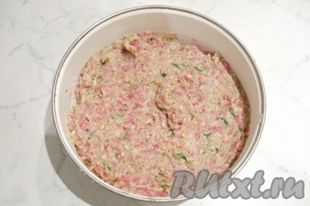 Тщательно перемешать фарш.
