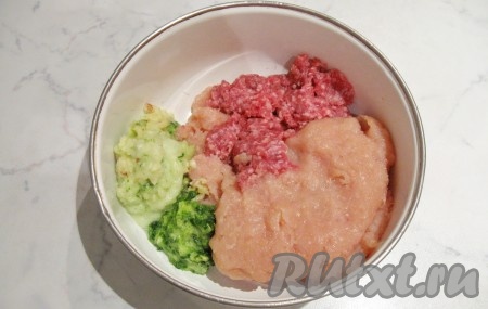 Яблоко вымыть, почистить, удалить сердцевину. Лук зелёный (или очищенный репчатый лук) вымыть. Фарш (у меня - куриный и говяжий фарш) выложить в миску. Зеленый (или репчатый) лук и яблоко пропустить через мясорубку, добавить к фаршу.