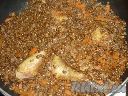 За 10 минут до окончания приготовления посолить и поперчить по вкусу.