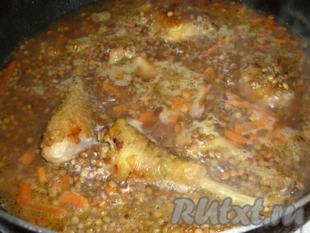 Воду с чечевицы слить (эта вода нам больше не понадобится). Чечевицу добавить к курице и овощам, перемешать, влить 3 стакана горячей воды, довести до кипения, накрыть крышкой,&nbsp;уменьшить огонь и готовить 25-30 минут (до мягкости чечевицы).&nbsp;