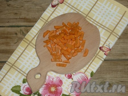 Очищенную морковь нарезать на тонкие брусочки.&nbsp;