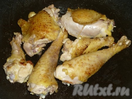 Зелёную чечевицу промыть водой, переложить в миску, полностью залить холодной водой и оставить на 30 минут. Курицу разрезать на порционные кусочки, промыть, обсушить, посолить, выложить на разогретую сковороду с растительным маслом и обжарить на среднем огне со всех сторон до золотистой корочки (на это потребуется минут 10-15).