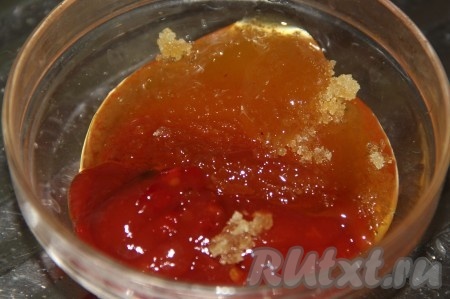 Отдельно соединяем мёд и кетчуп, перемешиваем.&nbsp;