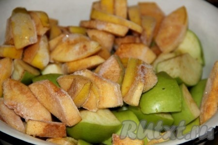 Яблоки и айву моем, удаляем из них сердцевины с семечками, а затем нарезаем на кусочки среднего размера.&nbsp;