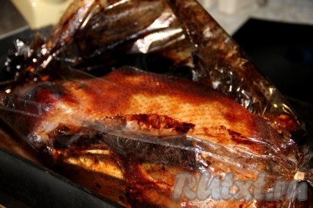 Рукав с уткой, фаршированной яблоками и айвой, перекладываем на противень, отправляем в разогретую духовку и запекаем 2-2,5 часа при температуре 180-200 градусов.&nbsp;