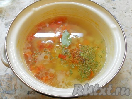 Залить овощи холодной водой и поставить кастрюлю на огонь. Когда вода закипит, убрать пену, воду посолить по вкусу. Варить овощи при слабом кипении 30-40 минут. Далее добавить специи, лавровый лист и топленое масло. По желанию добавьте немного манной крупы, всыпая ее тонкой струйкой в суп, и перемешивая.
