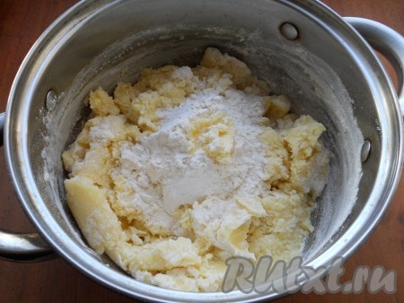 Дать картофельной массе остыть до теплого состояния, после чего всыпать муку.