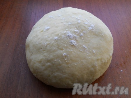 Замесить мягкое тесто. Муки может понадобиться больше или меньше, тесто должно быть нежным, но не слишком липнущим.