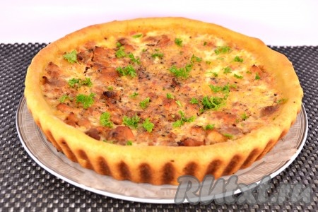 Готовое тесто можно использовать, поместив его в форму, сделав бортики. Заполнить начинкой и испечь пирог. Я приготовила открытый пирог с мясом.
