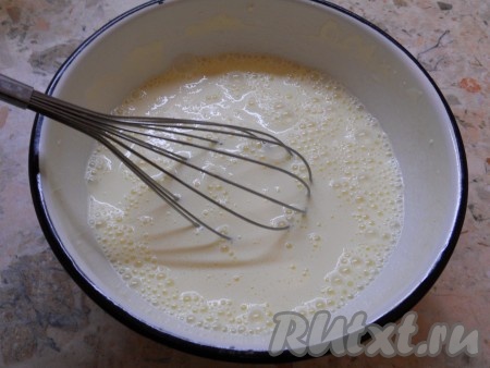 Влить воду и тщательно размешать все венчиком.