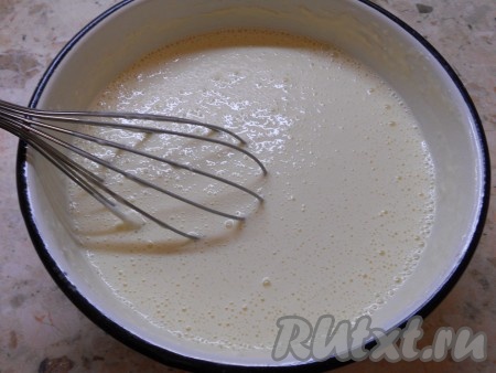 Тесто должно получиться не густым, но и не слишком жидким.