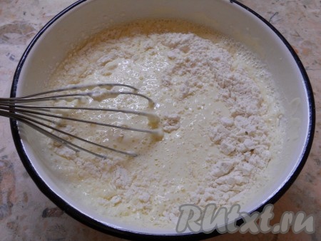 Ввести белки в сметанную смесь. Частями всыпать просеянную муку, замешивая тесто. Замешивайте тесто тем же венчиком, тогда у вас не образуется комочков.
