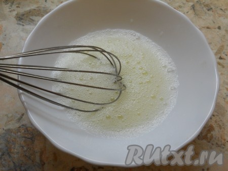 Белки хорошенько (до пышной пены) взбить (миксером или венчиком).