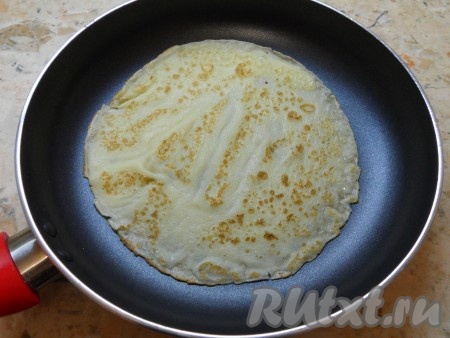 Печь блины на разогретой с небольшим количеством растительного масла (0,5 чайной ложки) сковороде обычным способом - до румяности с двух сторон.
