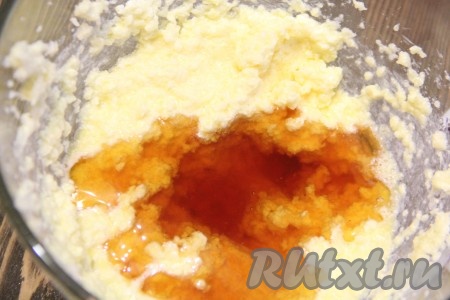 Затем добавить мёд. Если Ваш мёд густой или засахаренный, разогрейте его в микроволновке или на водяной бане до жидкого состояния, а затем добавьте в масляную смесь.